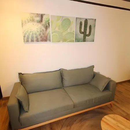 Increible Con Terraza Al Lado De Torres De Quart